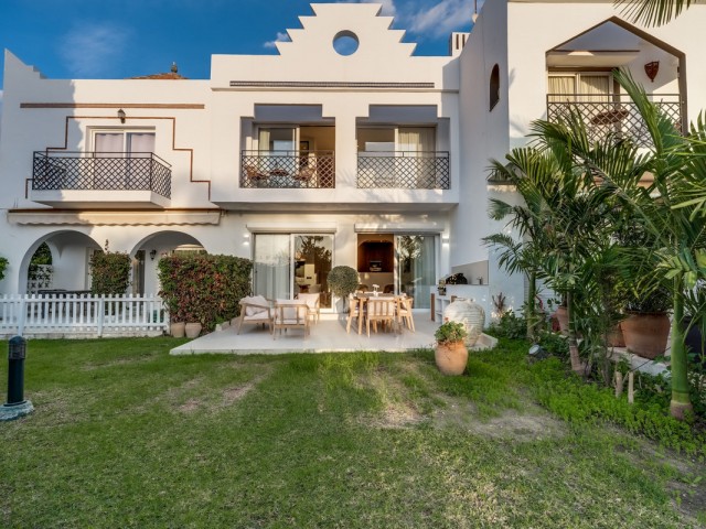 4 Schlafzimmer Reihenhaus in Nueva Andalucía