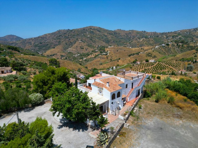 5 Bedrooms Villa in Cómpeta