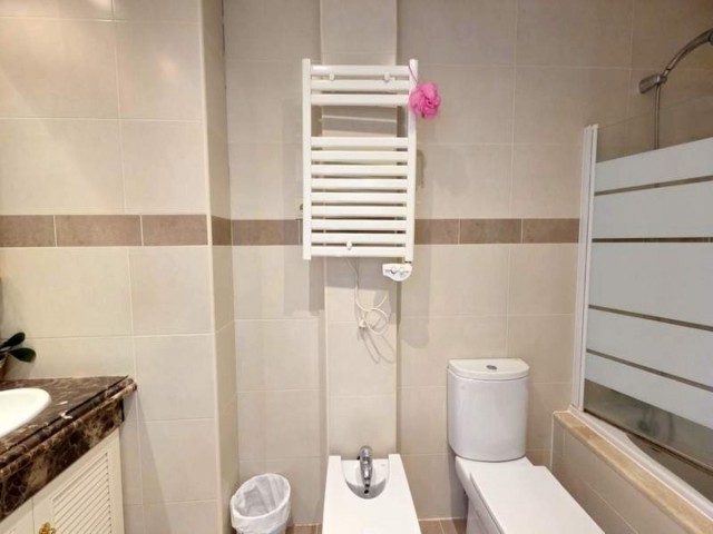 Maison mitoyenne avec 3 Chambres  à Estepona