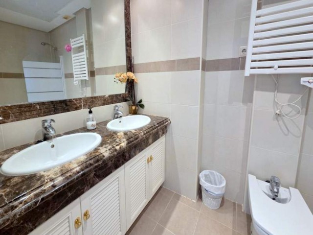 Maison mitoyenne avec 3 Chambres  à Estepona
