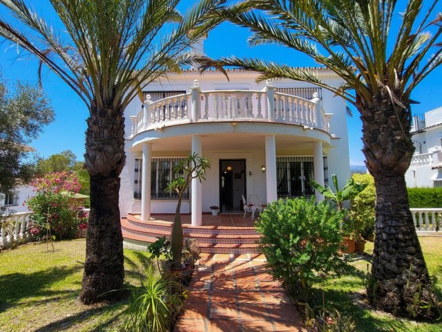 Villa con 4 Dormitorios  en Elviria