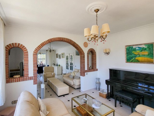 Villa con 4 Dormitorios  en Elviria