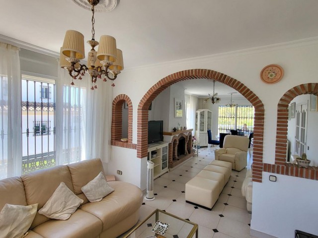 Villa con 4 Dormitorios  en Elviria