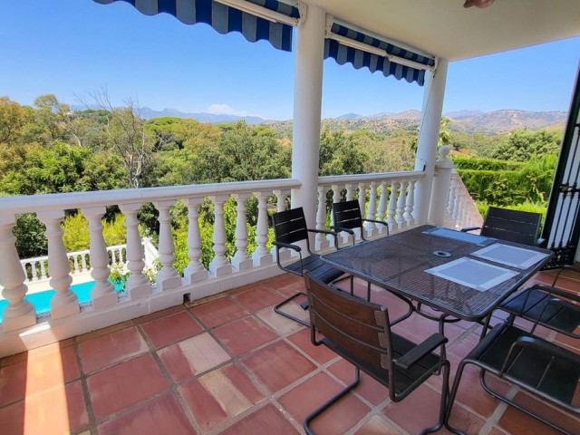 Villa con 4 Dormitorios  en Elviria