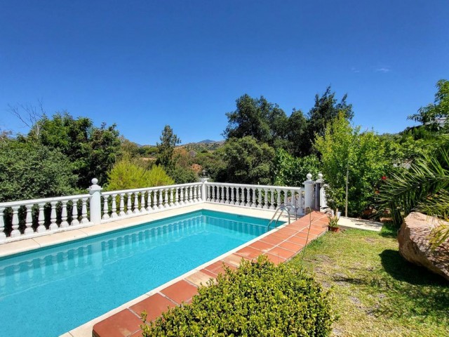 Villa con 4 Dormitorios  en Elviria