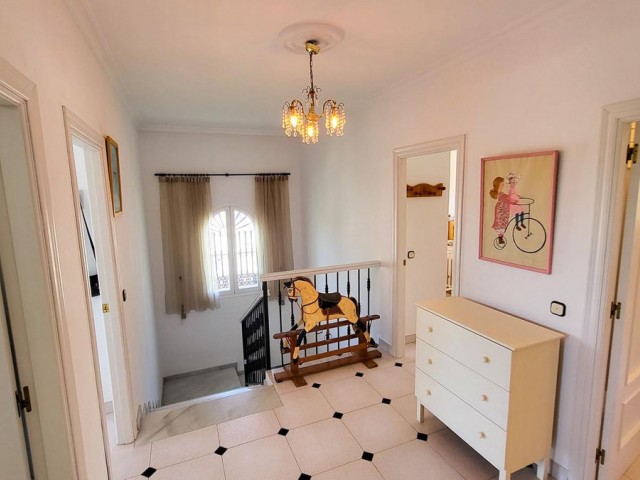 Villa con 4 Dormitorios  en Elviria