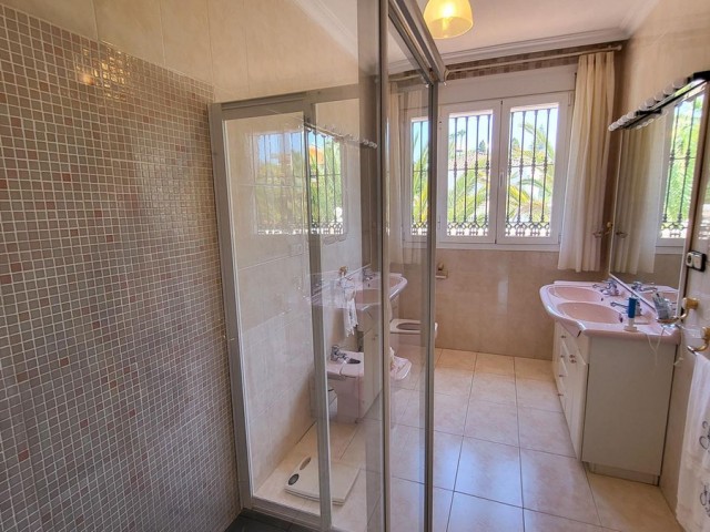 Villa con 4 Dormitorios  en Elviria