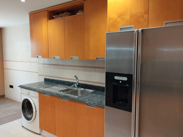 Apartamento con 3 Dormitorios  en Marbella