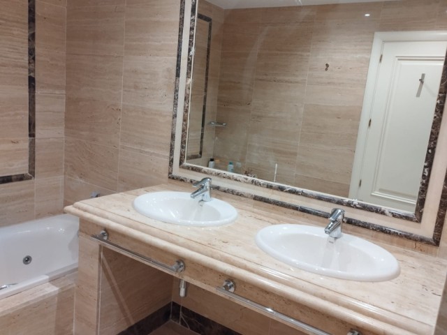 Apartamento con 3 Dormitorios  en Marbella