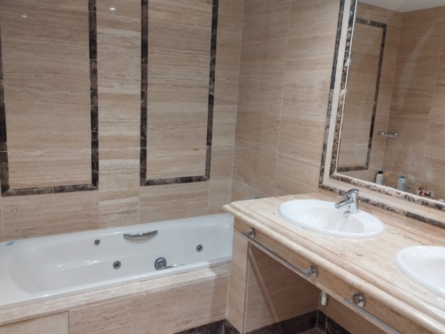 Apartamento con 3 Dormitorios  en Marbella