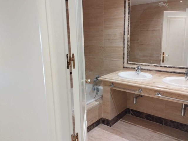 Apartamento con 3 Dormitorios  en Marbella