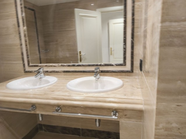 Apartamento con 3 Dormitorios  en Marbella