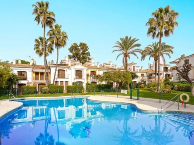 Maison mitoyenne avec 2 Chambres  à Estepona