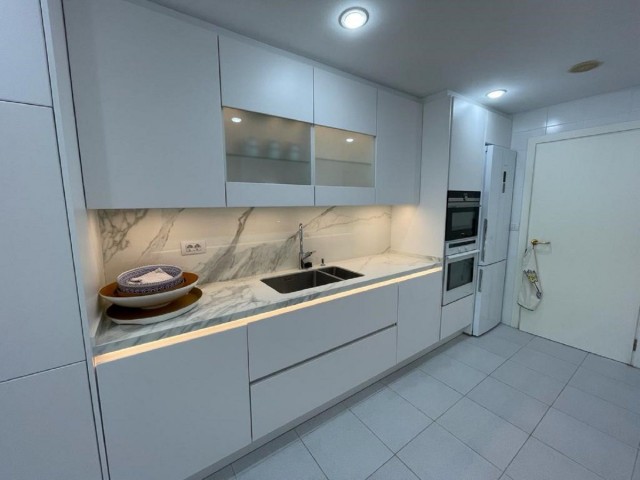 Apartamento con 3 Dormitorios  en Puerto Banús