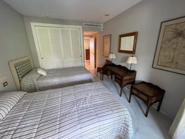 Apartamento con 3 Dormitorios  en Puerto Banús