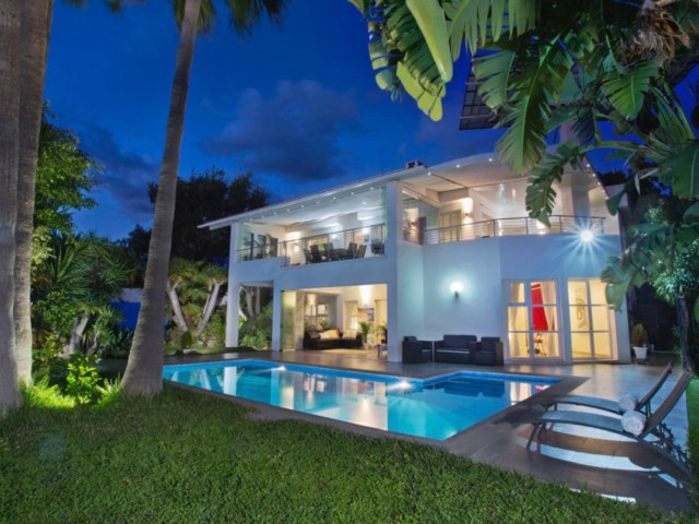Villa avec 8 Chambres  à Elviria