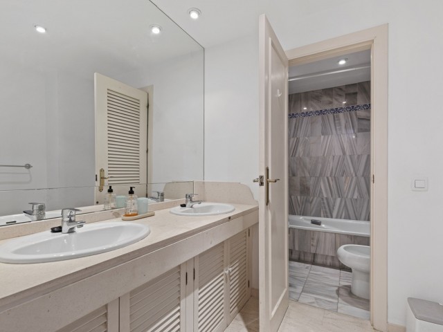 Apartamento con 2 Dormitorios  en Estepona