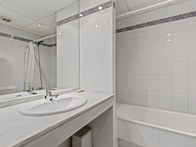 Apartamento con 2 Dormitorios  en Estepona