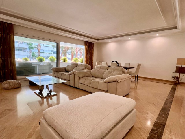 Apartamento con 2 Dormitorios  en Marbella