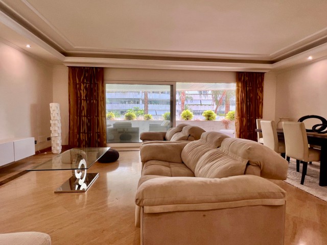 Apartamento con 2 Dormitorios  en Marbella