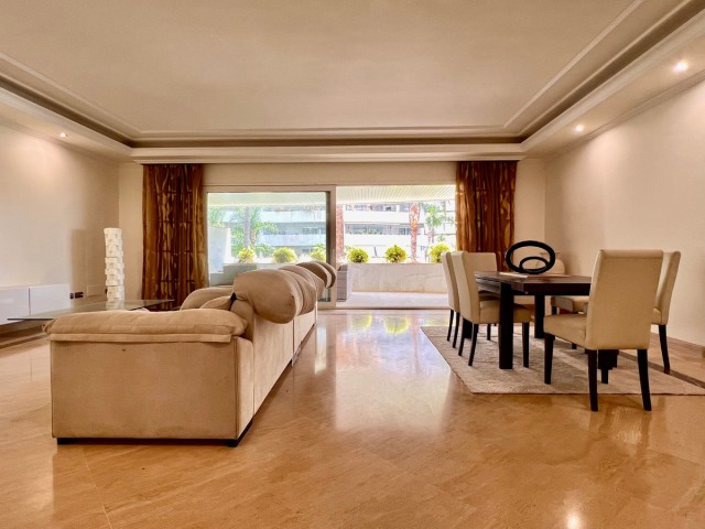 Apartamento con 2 Dormitorios  en Marbella
