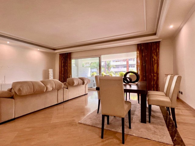 Apartamento con 2 Dormitorios  en Marbella