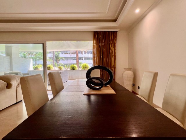 Apartamento con 2 Dormitorios  en Marbella