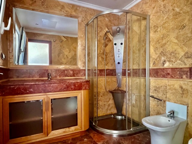 Apartamento con 2 Dormitorios  en Marbella