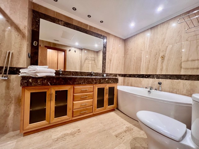 Apartamento con 2 Dormitorios  en Marbella