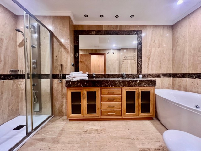 Apartamento con 2 Dormitorios  en Marbella