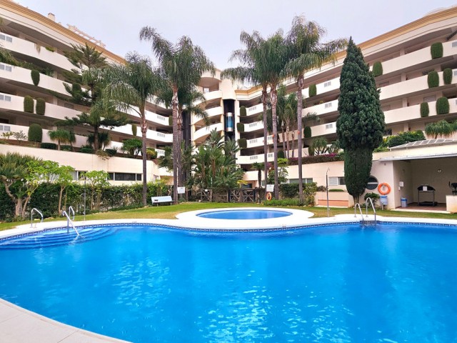 Apartamento con 3 Dormitorios  en Marbella