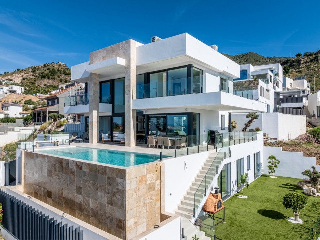 4 Bedrooms Villa in Benalmadena Costa