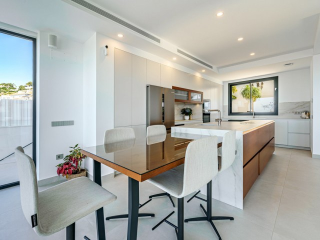 4 Bedrooms Villa in Benalmadena Costa