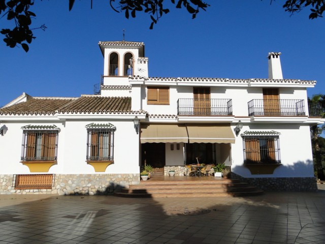 Villa con 6 Dormitorios  en Alhaurín el Grande