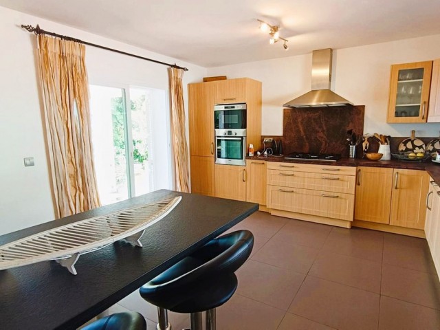 5 Soveroms Villa i Manilva