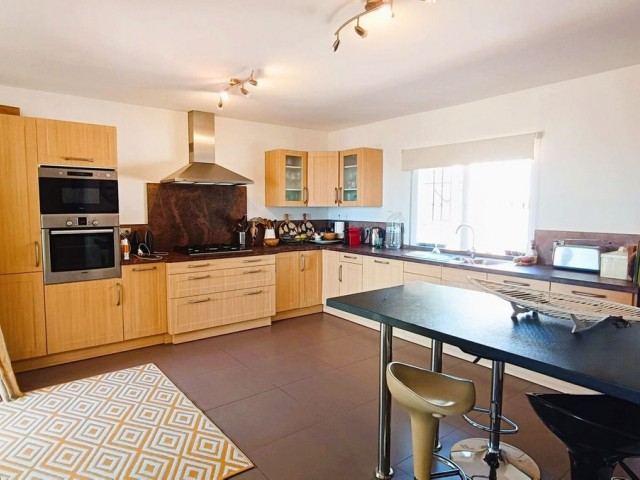 5 Soveroms Villa i Manilva