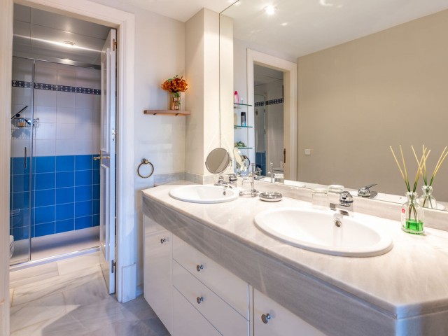 Apartamento con 4 Dormitorios  en Marbella