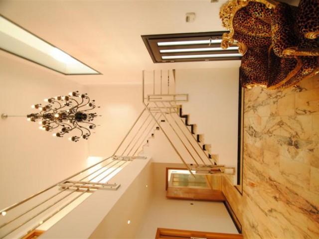 Villa avec 8 Chambres  à Cabopino