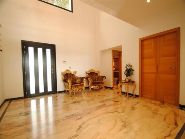 Villa avec 8 Chambres  à Cabopino