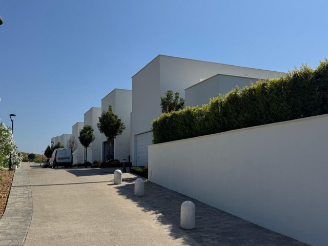 4 Bedrooms Townhouse in Sotogrande