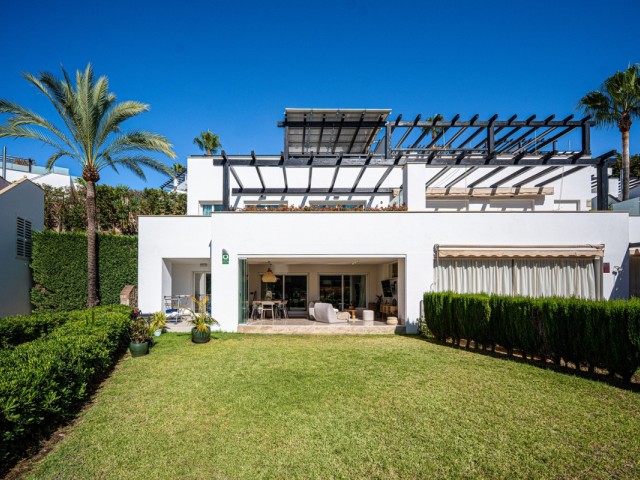 Adosado con 3 Dormitorios  en Marbella