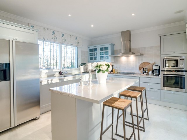 4 Schlafzimmer Villa in Nueva Andalucía