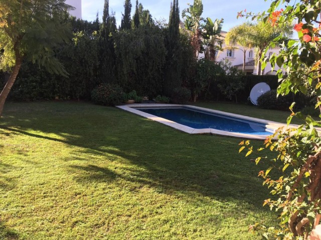 4 Schlafzimmer Villa in Nueva Andalucía