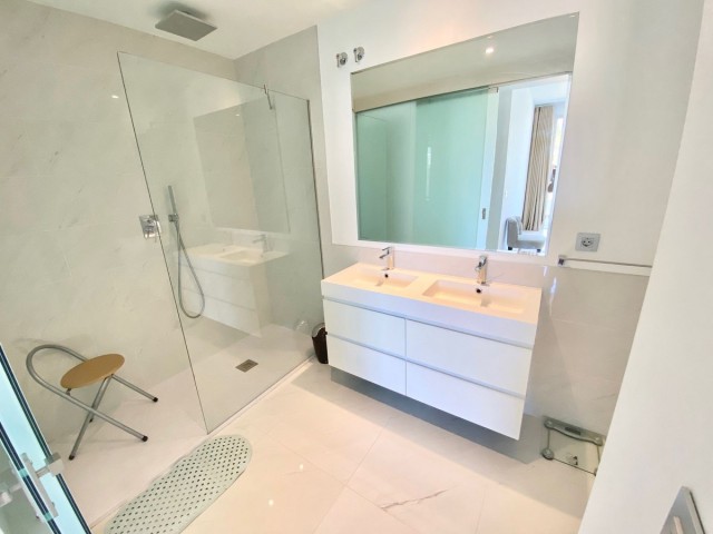 Appartement avec 3 Chambres  à Estepona