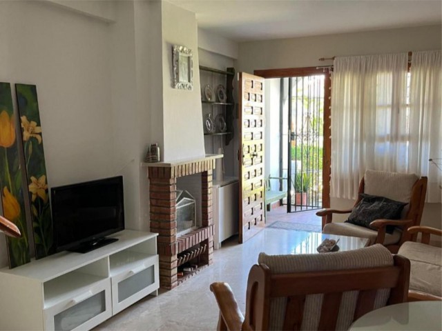 Maison mitoyenne avec 4 Chambres  à Calahonda