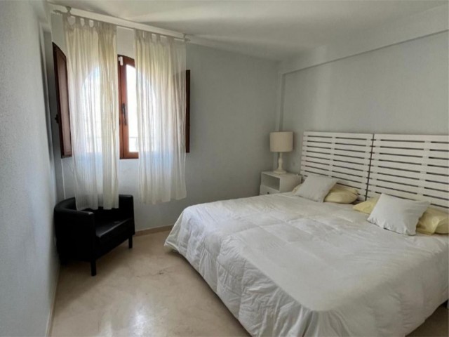 Maison mitoyenne avec 4 Chambres  à Calahonda