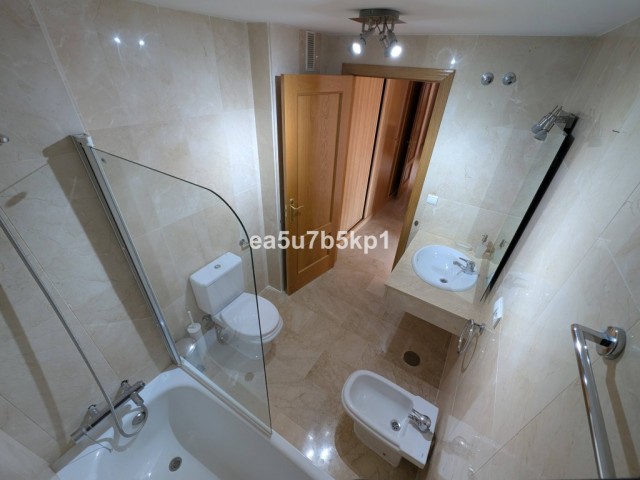 Appartement avec 3 Chambres  à Estepona