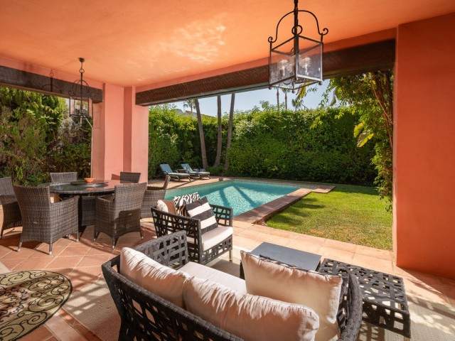 4 Bedrooms Villa in Atalaya