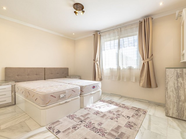 Apartamento con 3 Dormitorios  en Marbella