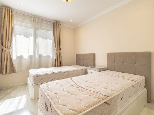 Apartamento con 3 Dormitorios  en Marbella